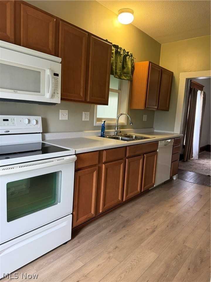9389 Maple Ave Se - Photo 2 of 12