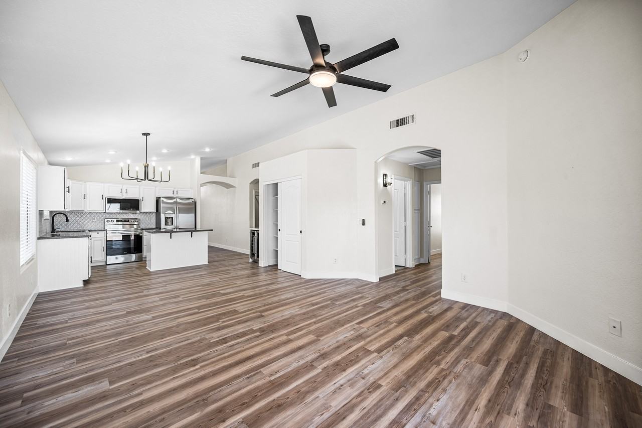 17012 South 27th Place - Photo 7 of 33