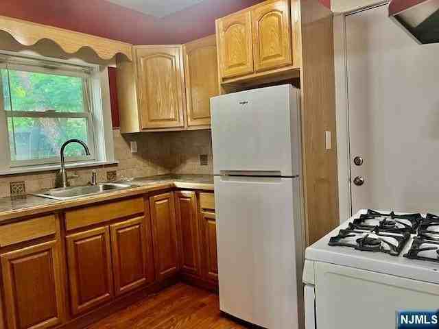 144 Phelps Ave - Photo 5 of 17