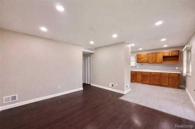 17245 Ivanhoe St - Photo 3 of 12