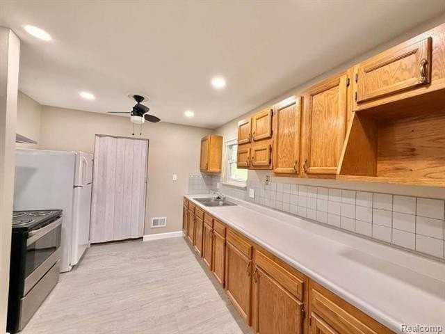 17245 Ivanhoe St - Photo 4 of 12