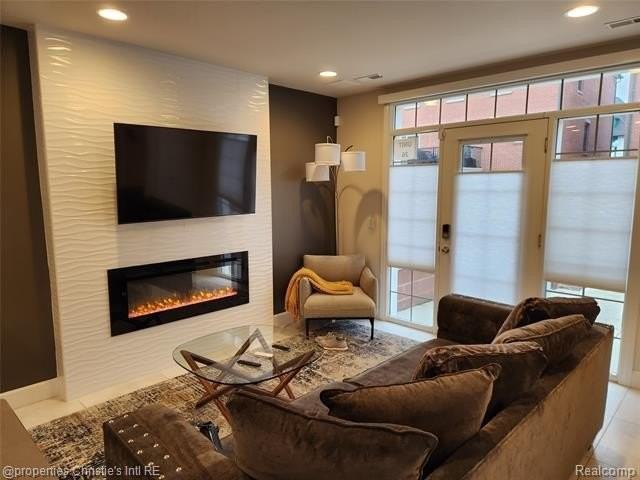 248 Erskine St - Photo 3 of 18
