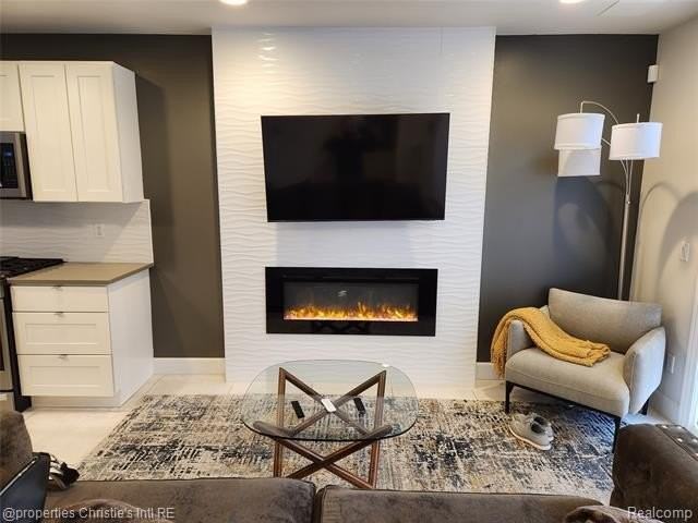 248 Erskine St - Photo 4 of 18