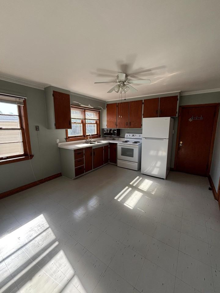 381 Nelson St Uppr #3UPPER - Photo 5 of 11