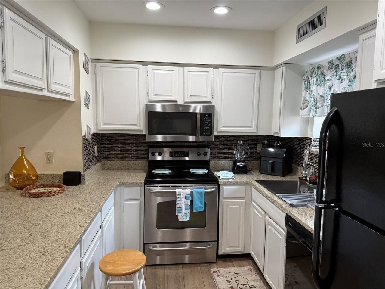 5631 Ashton Lake Dr #7 - Photo 6 of 42