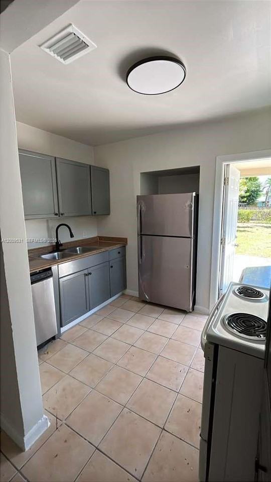 308 Southwest 16th Street - Photo 4 of 17