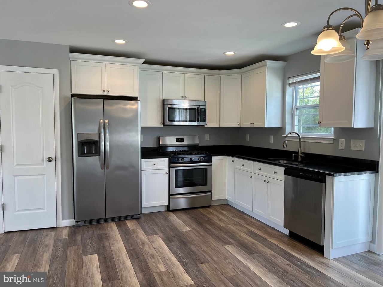 519 Surrey Ave - Photo 3 of 22