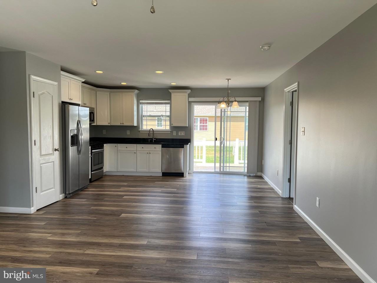 519 Surrey Ave - Photo 5 of 22