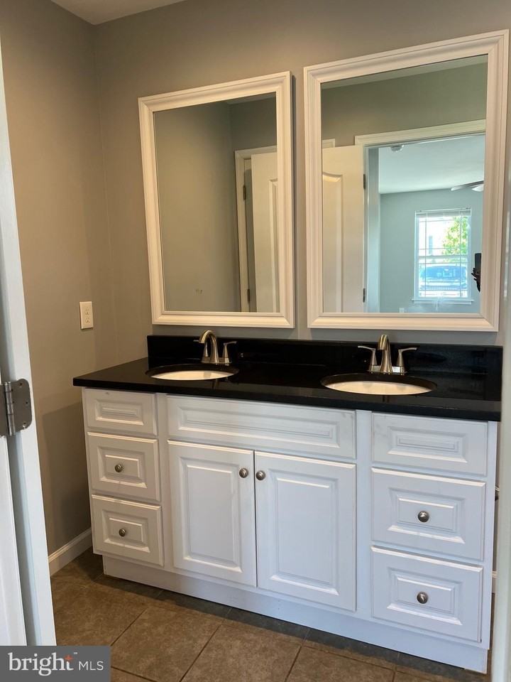 519 Surrey Ave - Photo 7 of 22