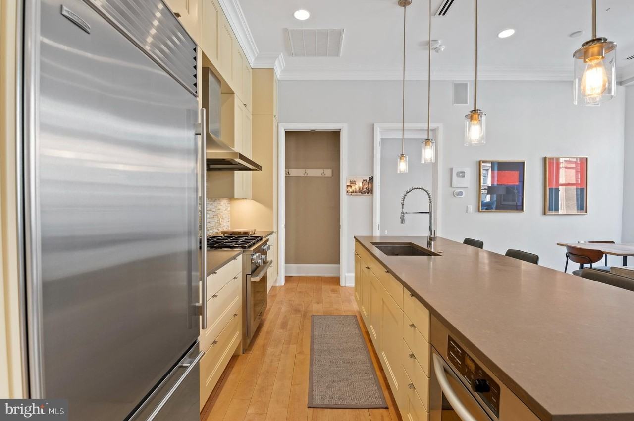 421 Chestnut St #404 - Photo 3 of 30