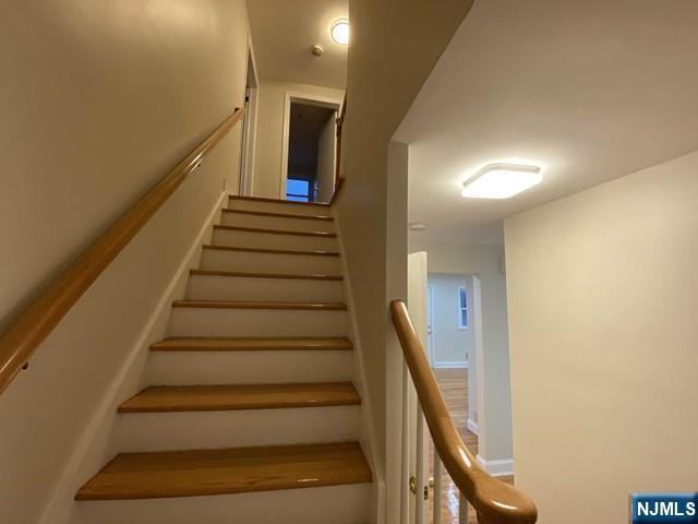 211 Hillside Ave - Photo 7 of 15