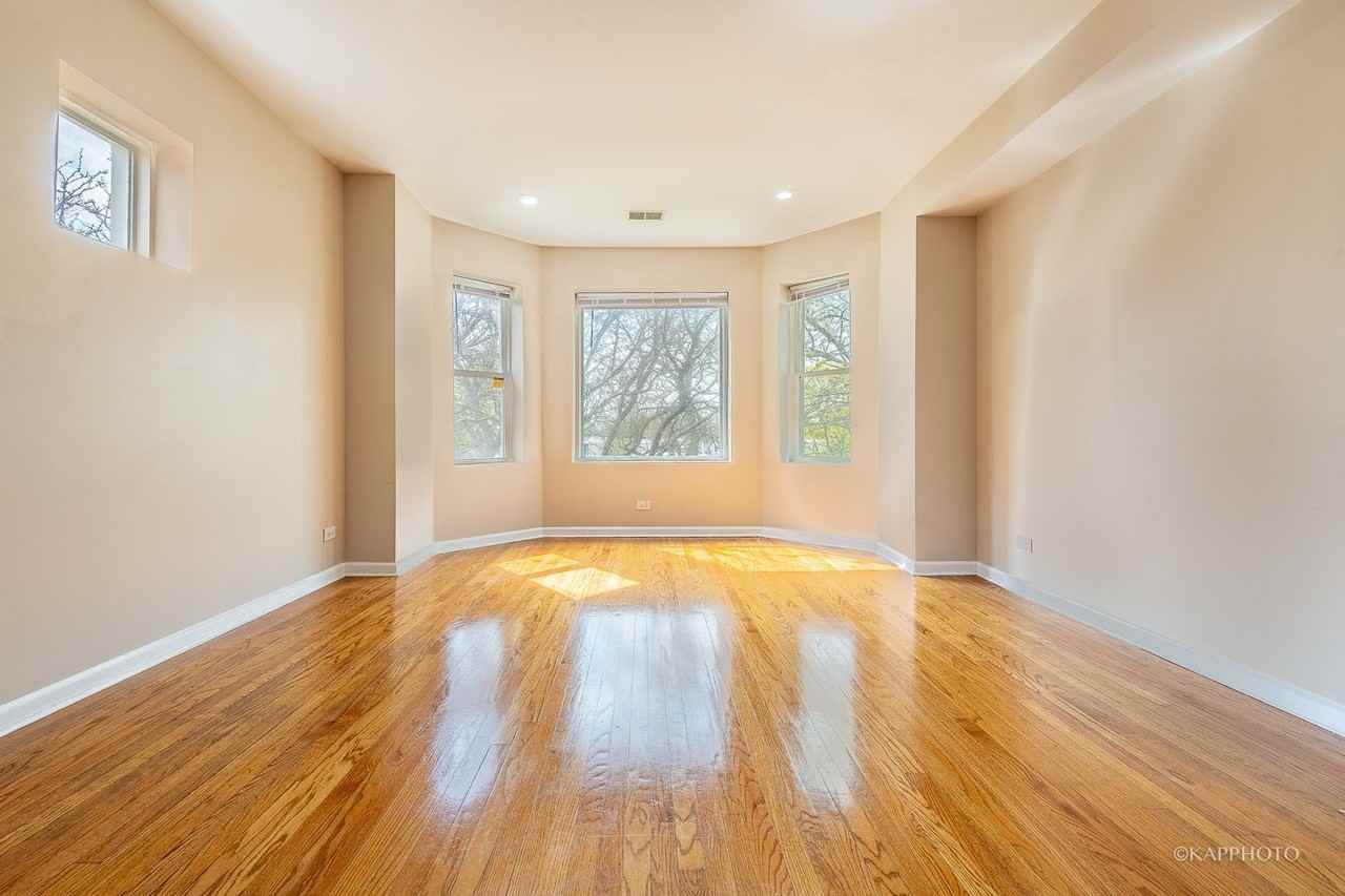 8225 S Prairie Ave - Photo 3 of 28