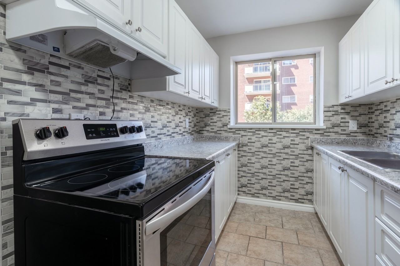 45 Charlton Avenue West - Photo 3 of 11