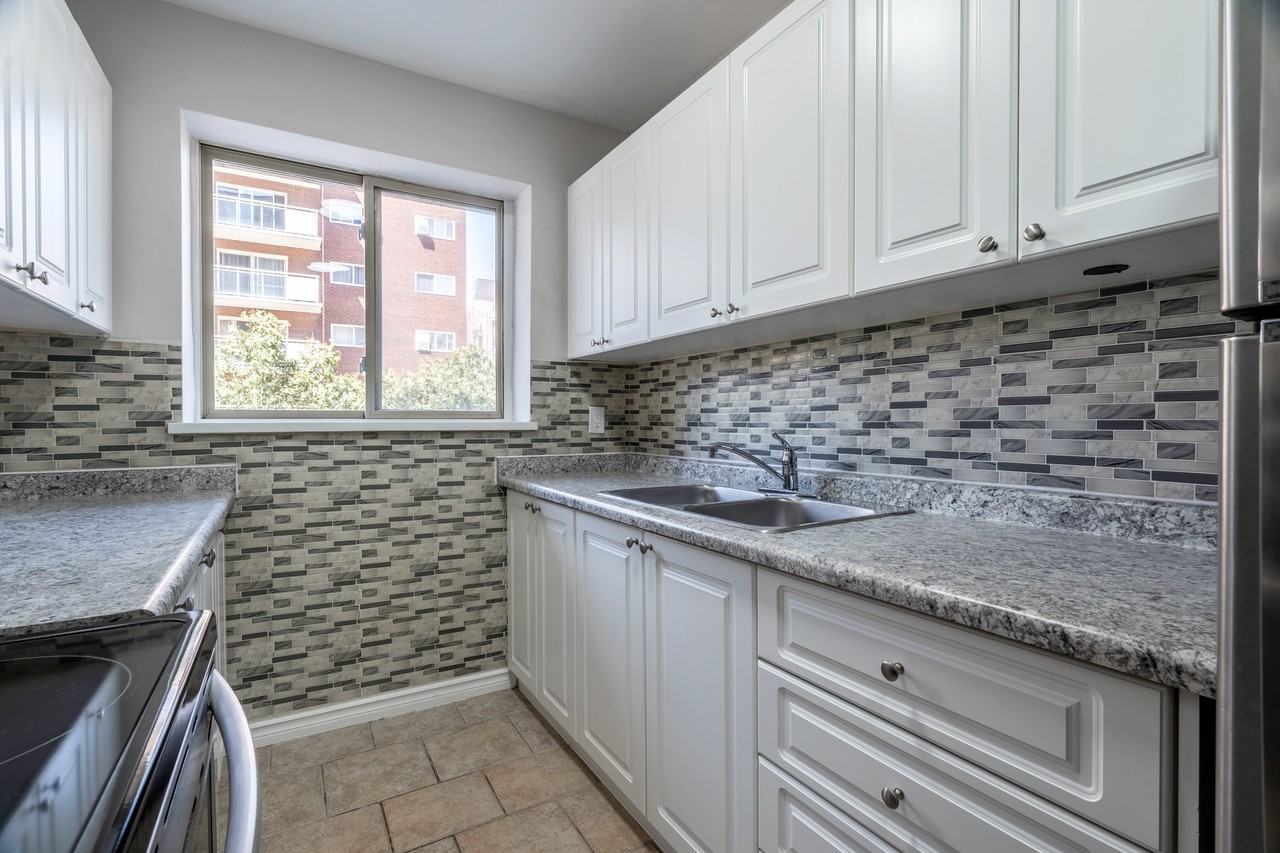 45 Charlton Avenue West - Photo 4 of 11