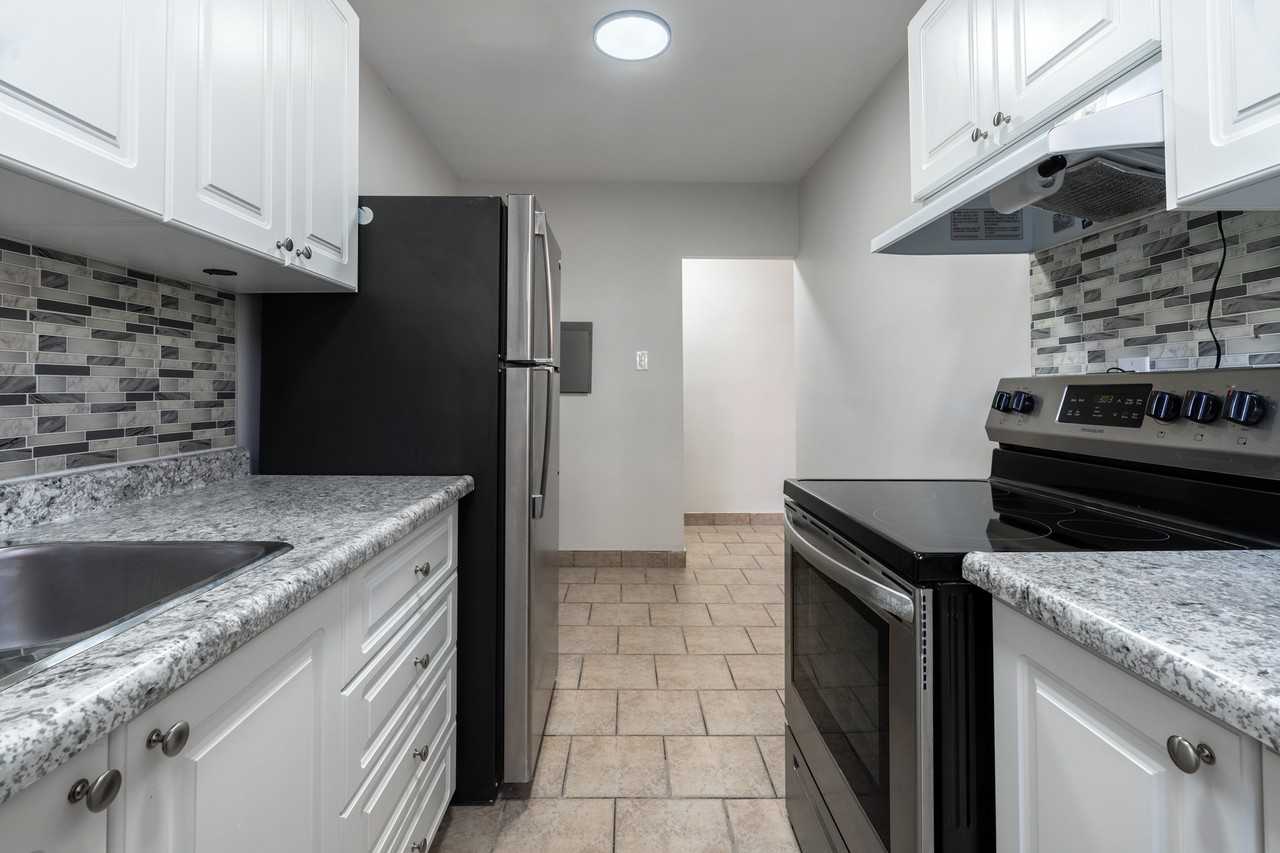 45 Charlton Avenue West - Photo 5 of 11