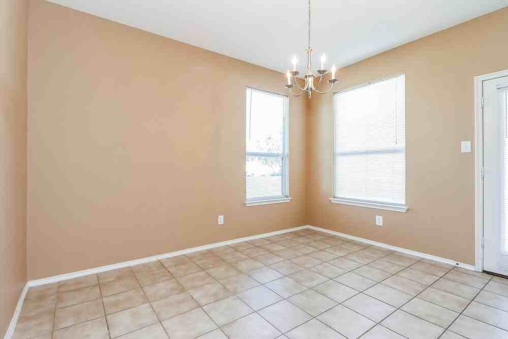 9401 Waterman Dr - Photo 5 of 16
