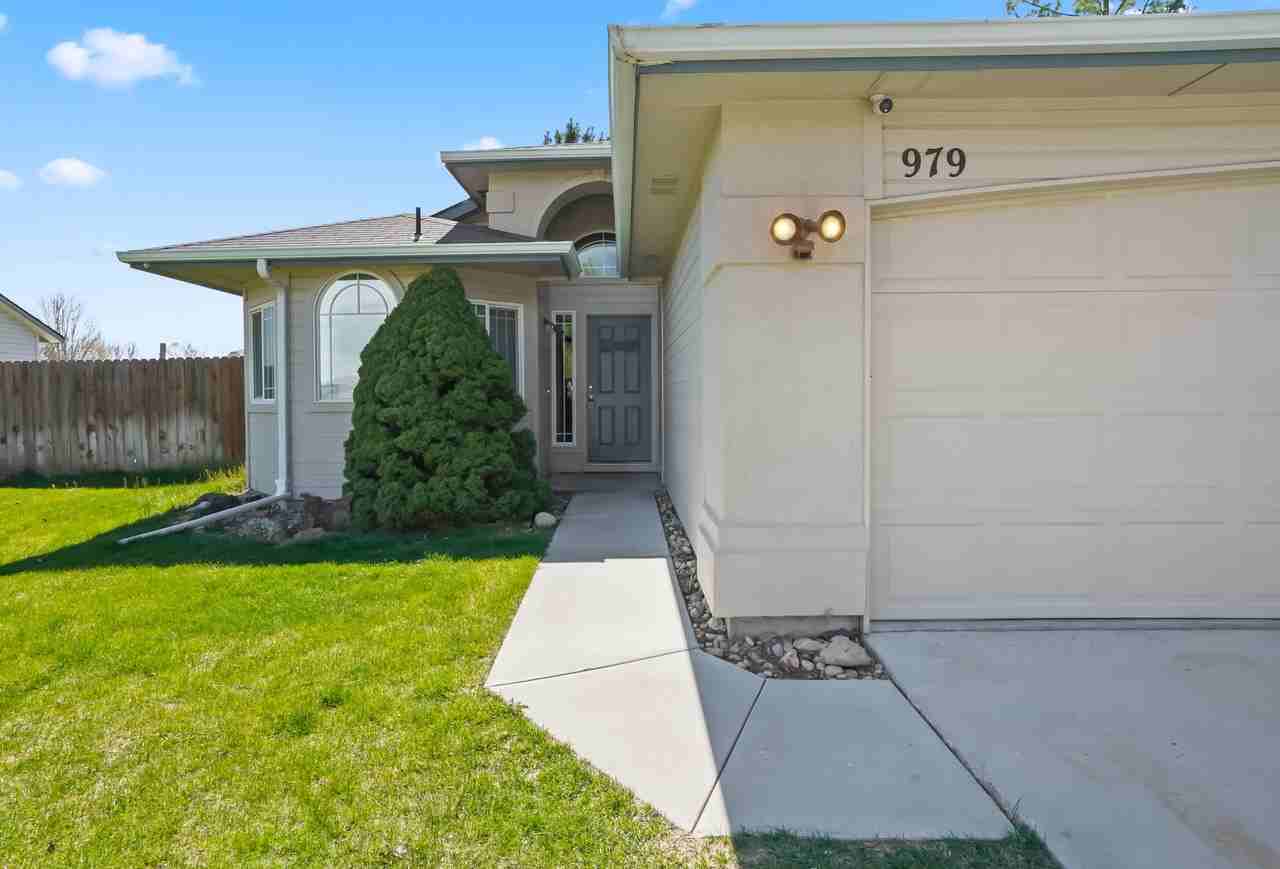 979 Peregrine Dr #1 - Photo 3 of 25