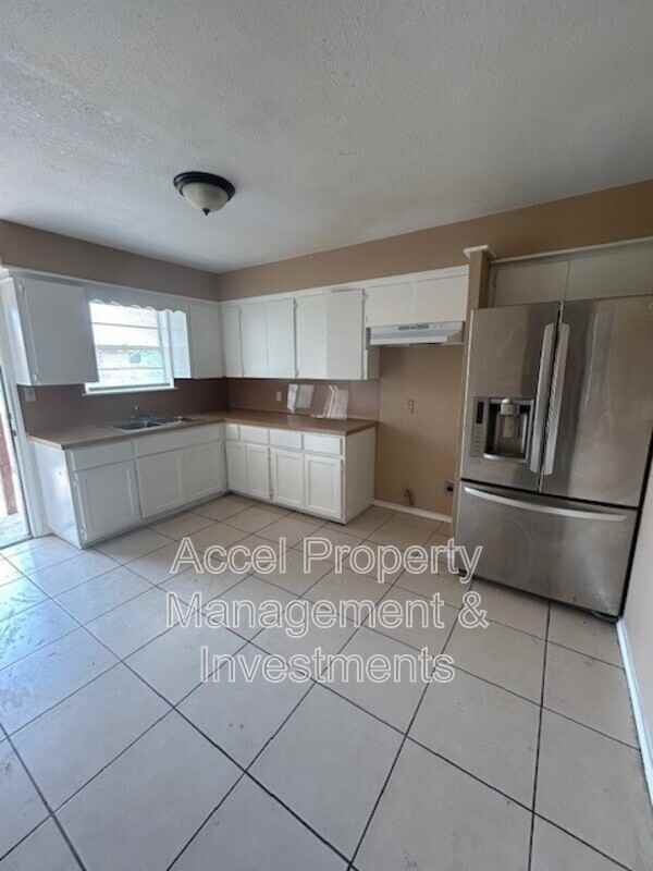 2401 Gumwood Ave #8 - Photo 3 of 12