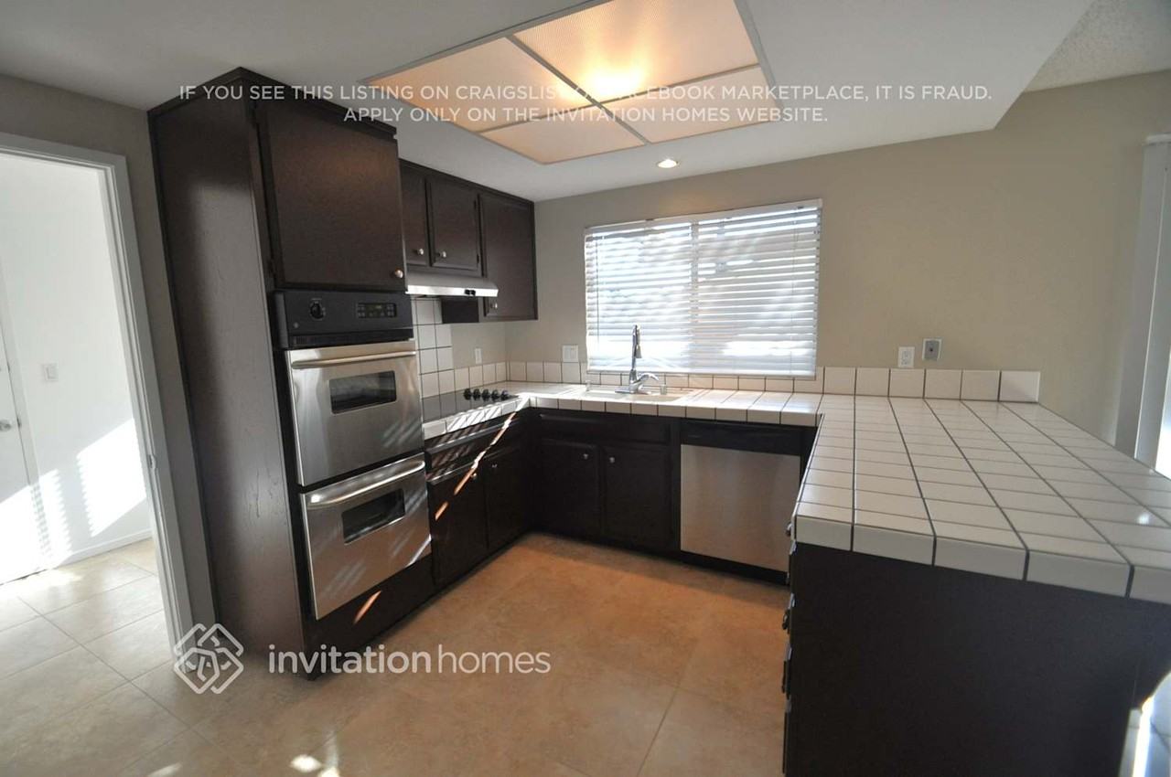 2425 Grimsby Dr - Photo 3 of 8