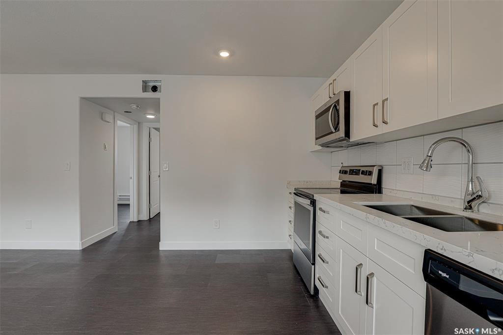 401 Avenue L South - Photo 4 of 12