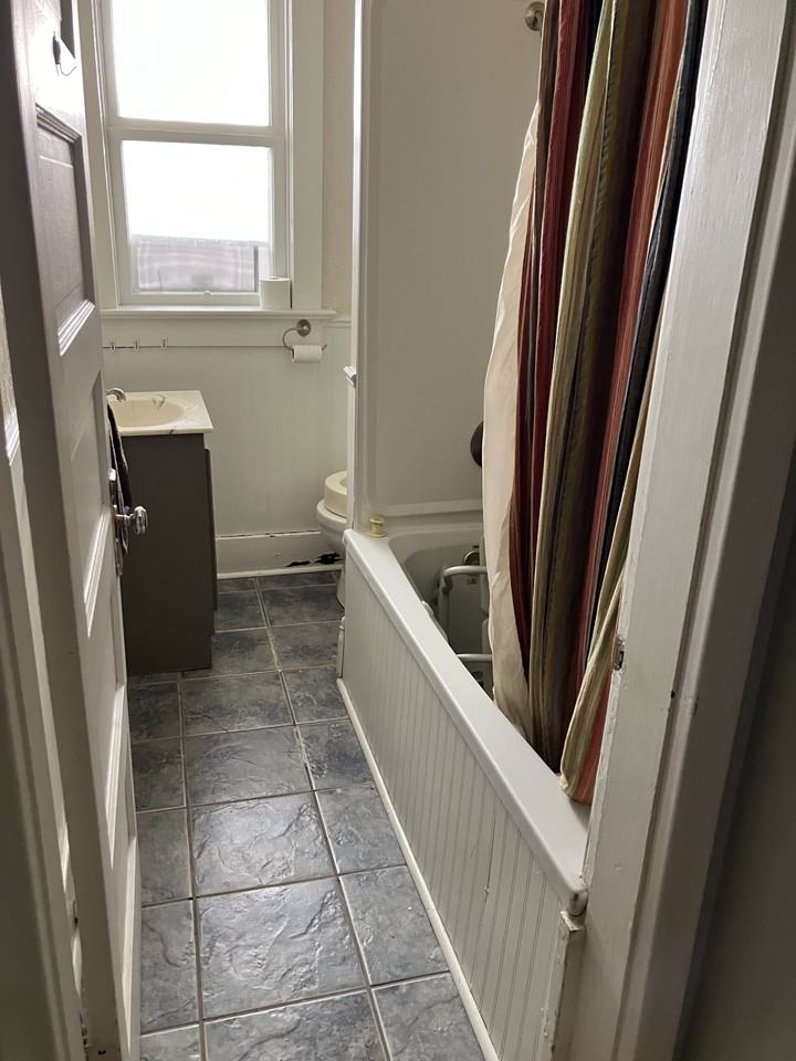 2176 Montague St - Photo 3 of 4