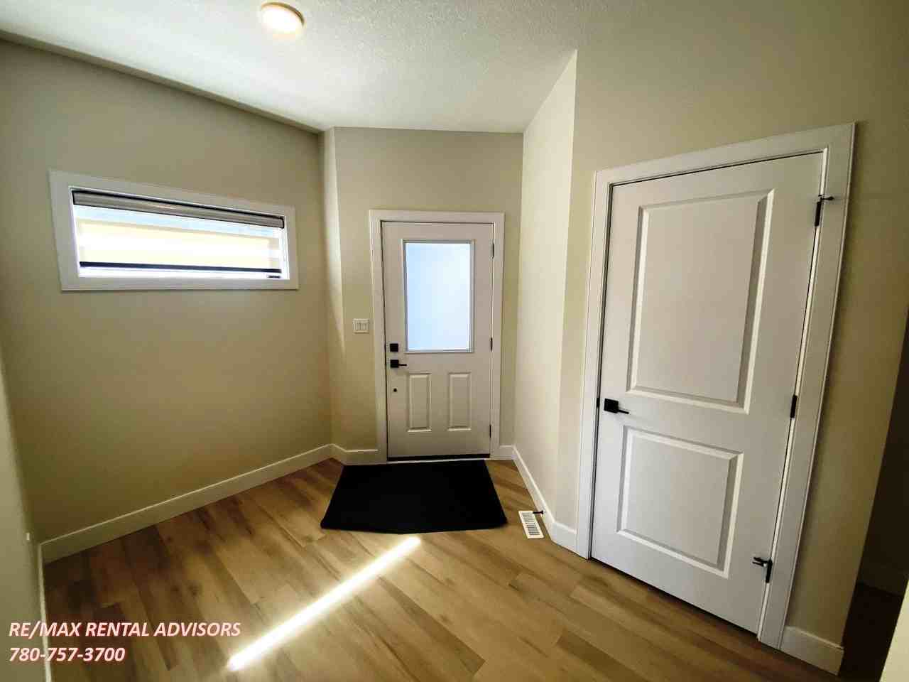 UPPER 819 Rowan Close Southwest - Photo 2 of 27