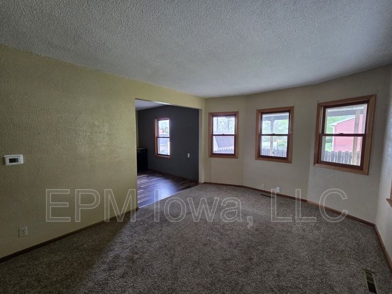 4037 Vine Ave Se - Photo 5 of 26