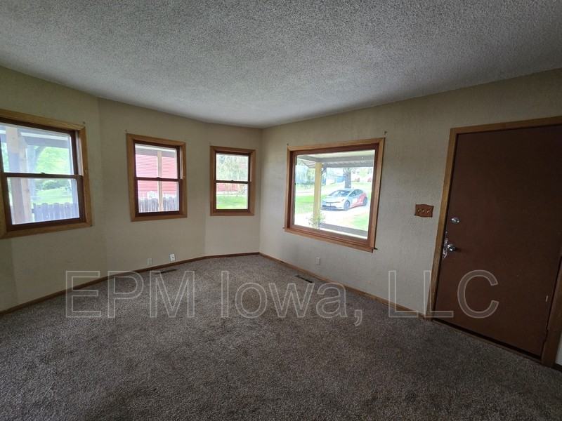 4037 Vine Ave Se - Photo 6 of 26