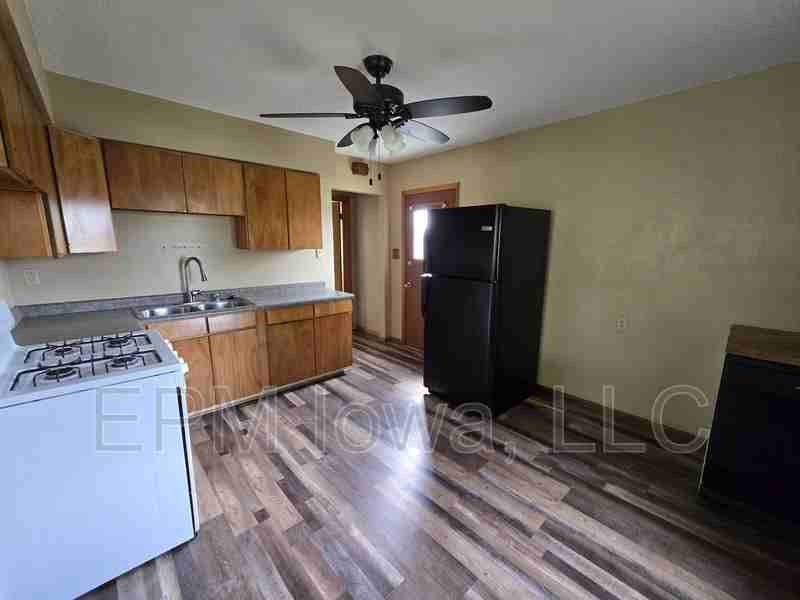 4037 Vine Ave Se - Photo 7 of 26