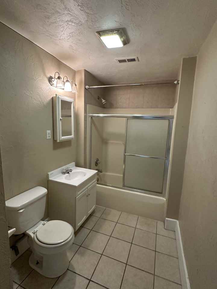 1815 1/2 Fletcher St #2 - Photo 4 of 10