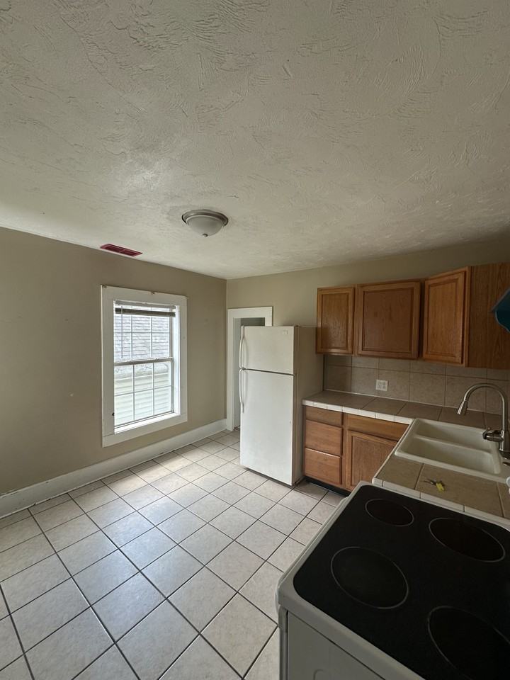1815 1/2 Fletcher St #2 - Photo 5 of 10