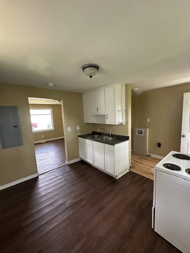 1807 W 27th St #1 - Photo 3 of 10