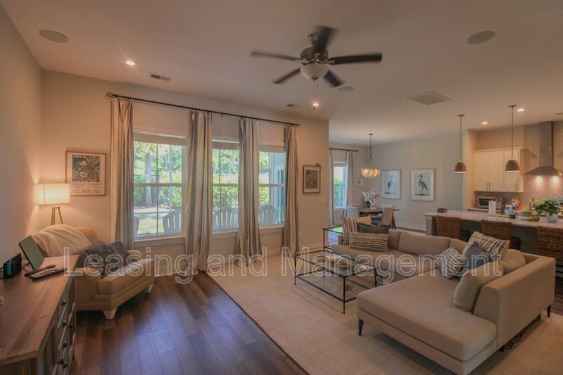 2352 Lantern St - Photo 4 of 33