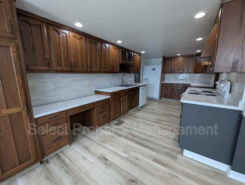 710 E Cook Rd - Photo 6 of 39