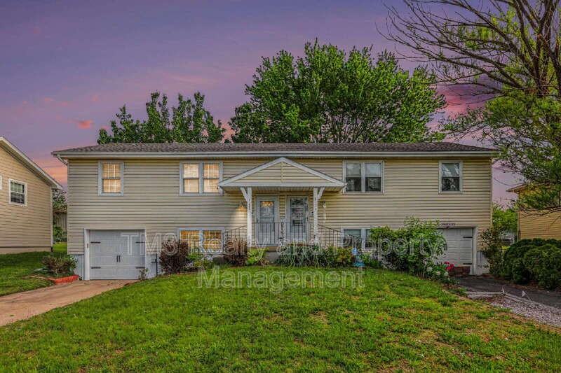 1324 E 152nd Ter - Photo 2 of 27