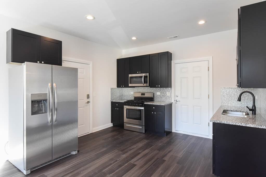 4401 N Keeler Ave #2E - Photo 3 of 21