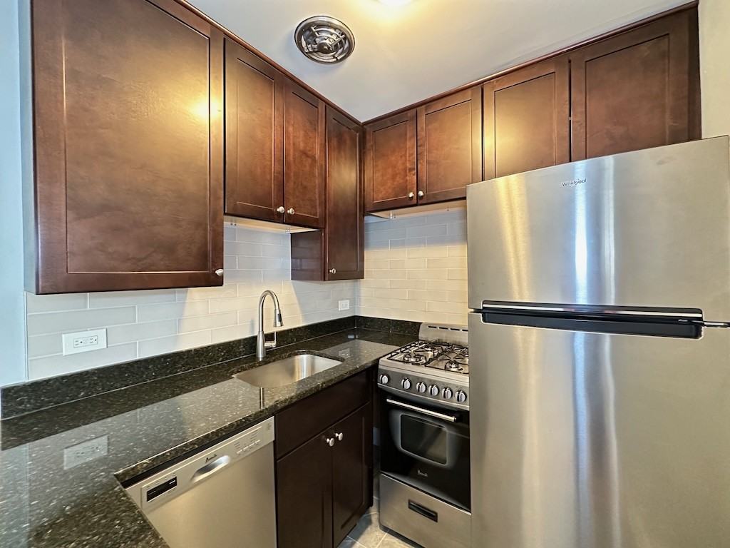 663 W Grace St #413 - Photo 3 of 21