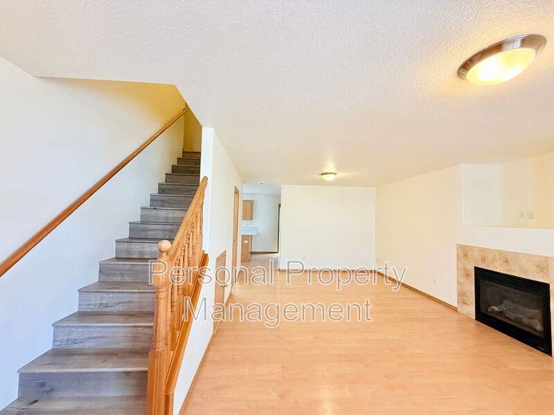 5621 Ne 64th St - Photo 3 of 36