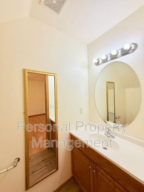 5621 Ne 64th St - Photo 5 of 36