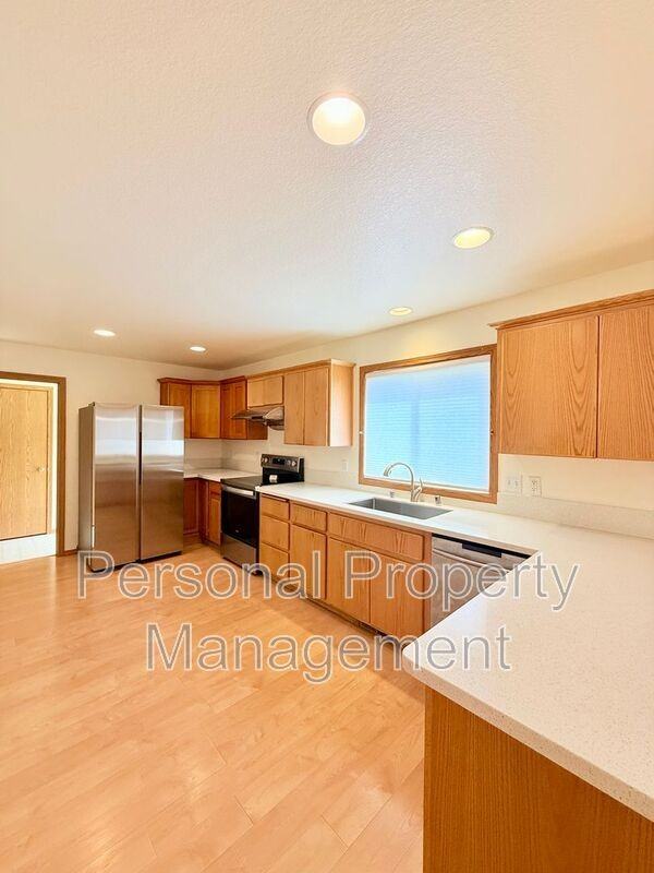 5621 Ne 64th St - Photo 6 of 36