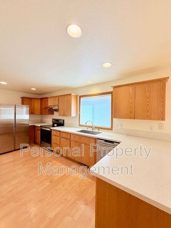 5621 Ne 64th St - Photo 7 of 36