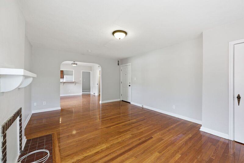 1048 Berkeley Rd #D - Photo 3 of 12