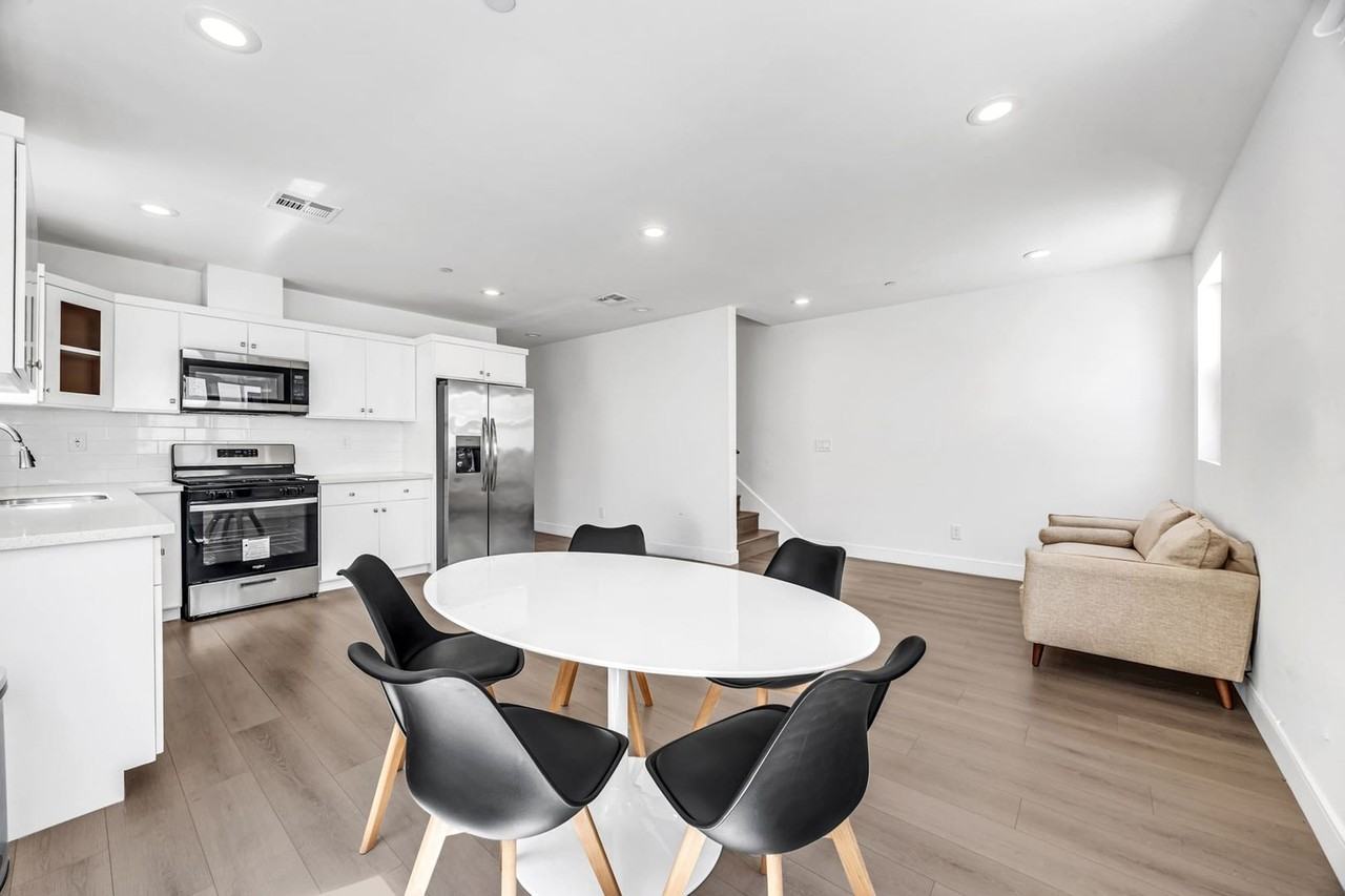 1156 W 38th st - Photo 4 of 38