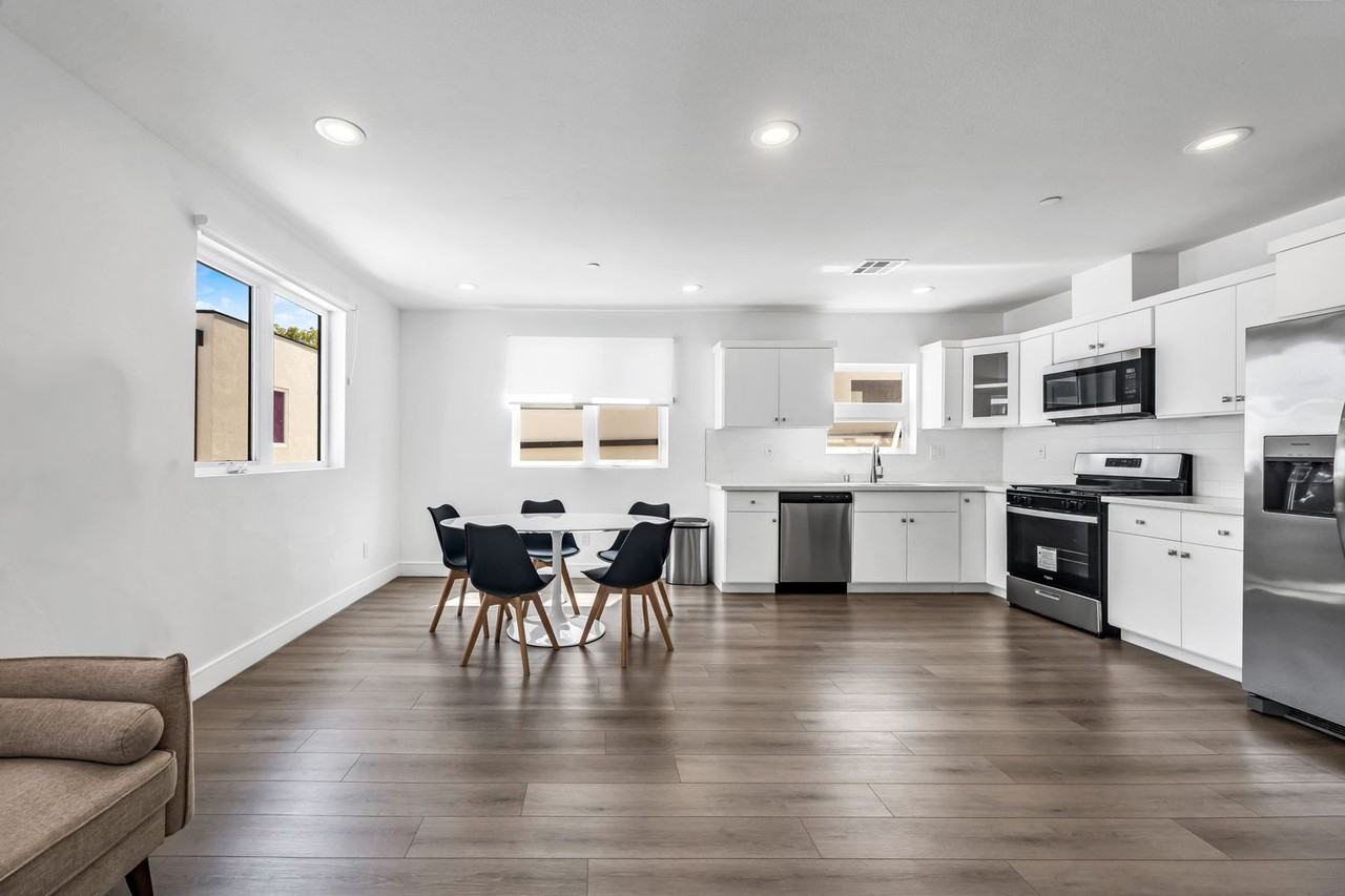 1156 W 38th st - Photo 5 of 38