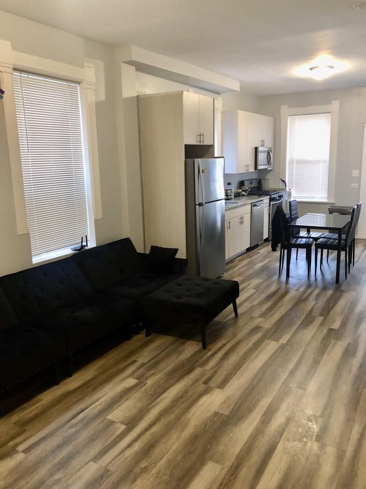 920 W 35th Pl - Photo 2 of 10