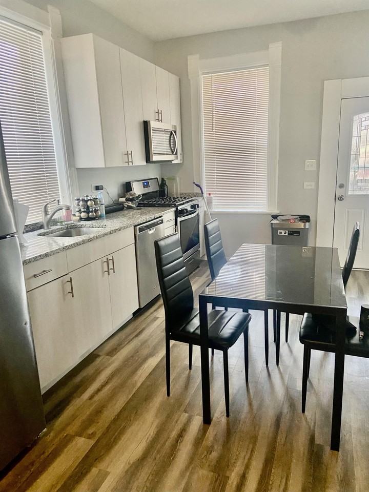 920 W 35th Pl - Photo 3 of 10