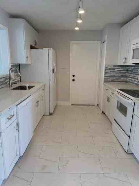 9448 Saddlebrook Dr