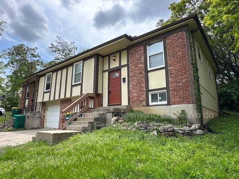 3902 Springfield St - Photo 3 of 32