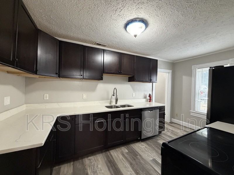 1145 23rd St - Photo 4 of 15