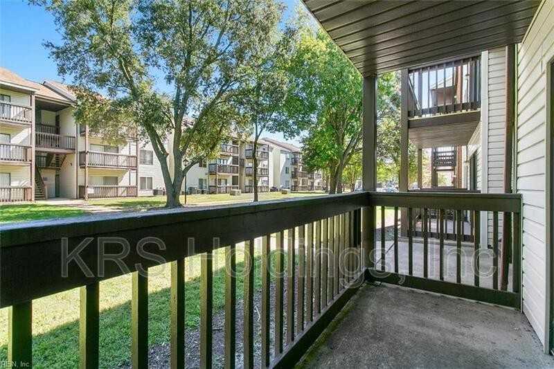 126 Wells Ct - Photo 2 of 11